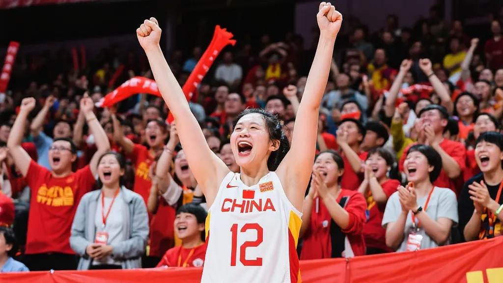中国女篮球迷与球队共享胜利时刻的热烈氛围
