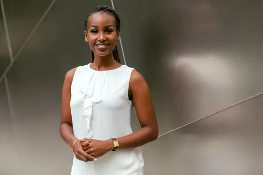 中国女篮球员赛后与球迷互动的温暖画面